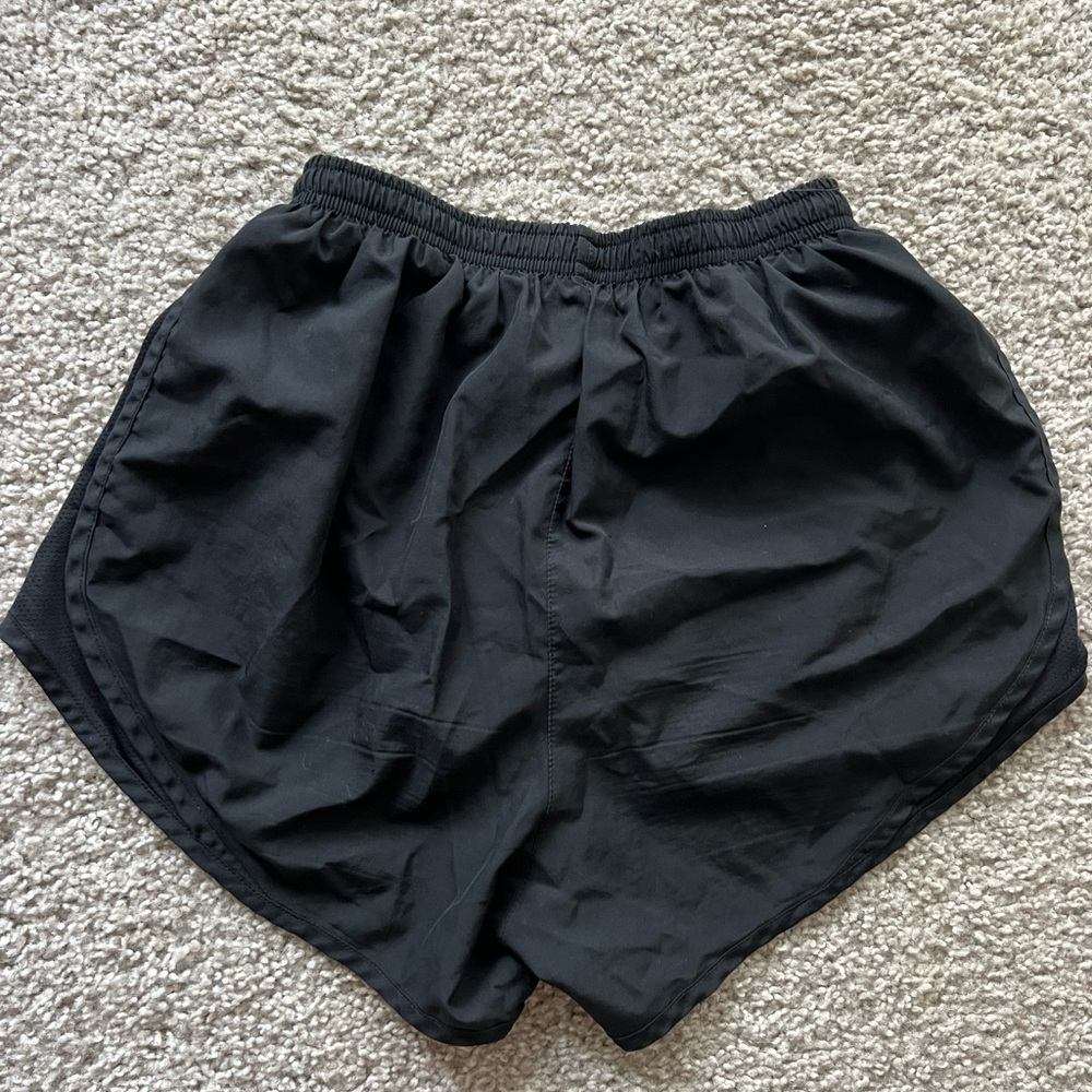 small black womens Nike running shorts ๐๐ผโโ๏ธ - Picture 2 of 2